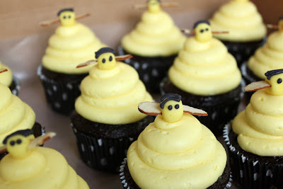 CakeJournal.com Post: How to Make Bee Cupcake Toppers