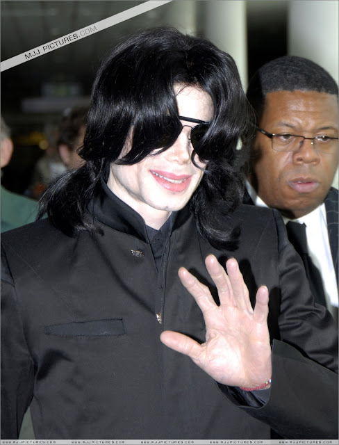 *Anos Recentes - Somente fotos especiais dos anos mais recentes de Michael Jackson - Página 2 Michael_jackson_heatrow_june_2007+%284%29