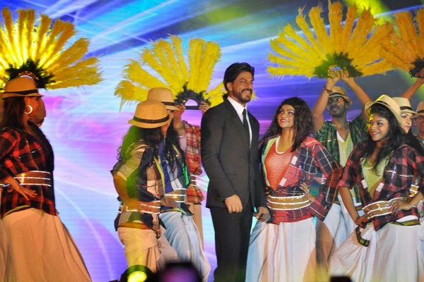 http://1.bp.blogspot.com/-6RyJDDQaJss/U84TuWeHDZI/AAAAAAABv1Q/SSQL-qxmDmA/s1600/Bollywood+Shahrukh+Khan+presented+at+the+Gitanjali+Bollywood+Night++(5).jpg