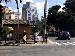 Example of sandwich advertising in São Paulo