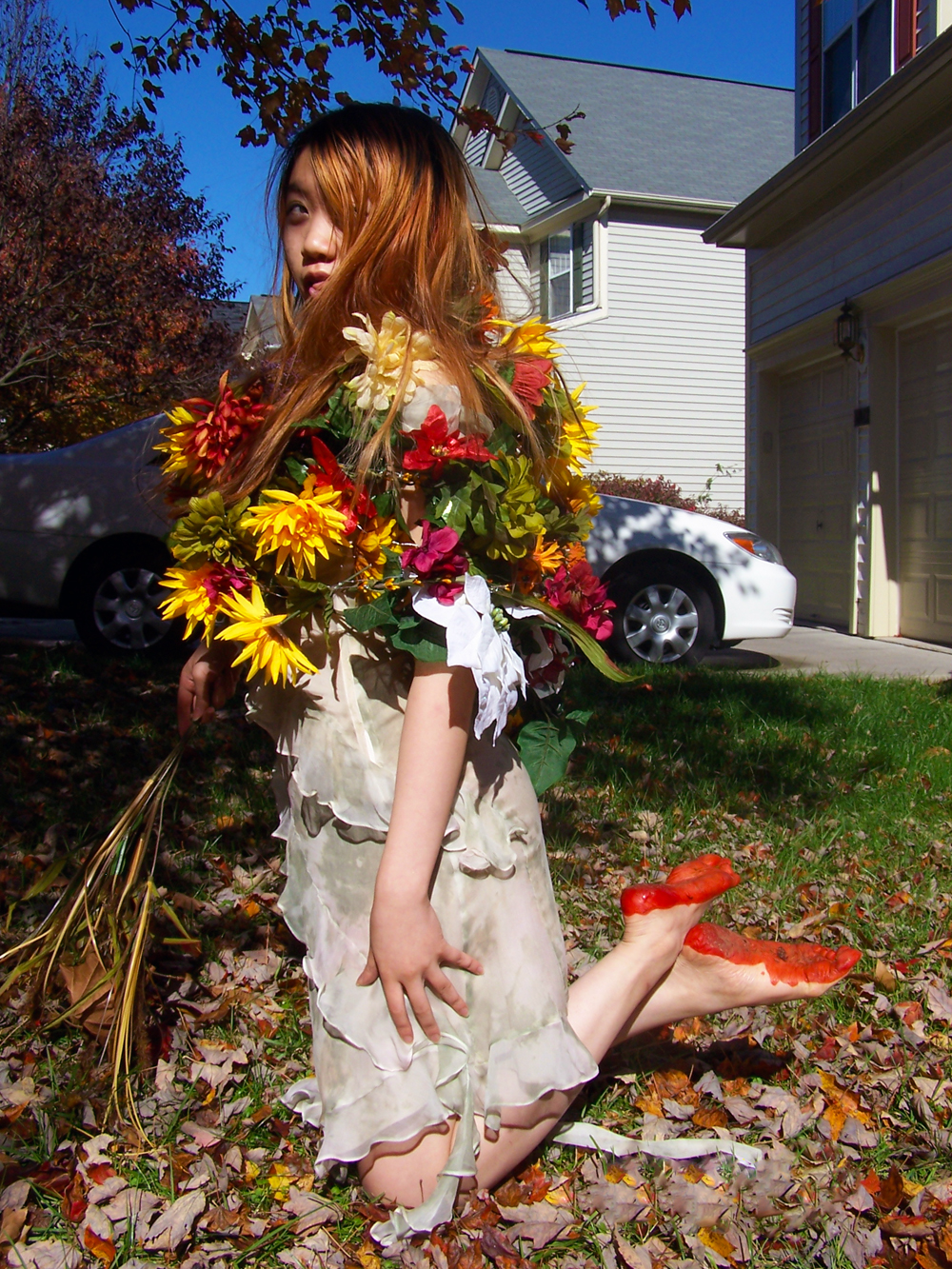 Sia SansPeur My Halloween costume Ophelia giving out flowers