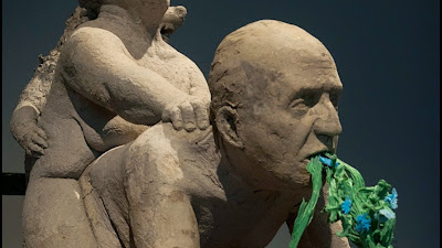 España: Censuran escultura "Vestida para conquistar" de Inés Doujak de la muestra "La bestia y el soberano" La Bèstia i el Sobirà  