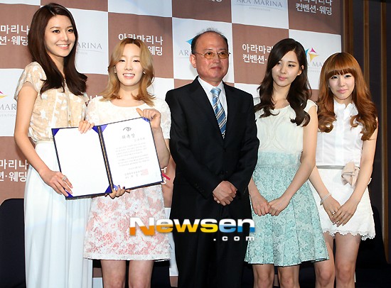 [14-04-2012] TaeYeon, Tiffany, SeoHyun và SooYoung tại lễ bổ nhiệm là đại sứ của Korea Retinitis Pigmentosa Society Snsd+Korea+Retintis+Pigmentosa+Society+ambassadors+(26)