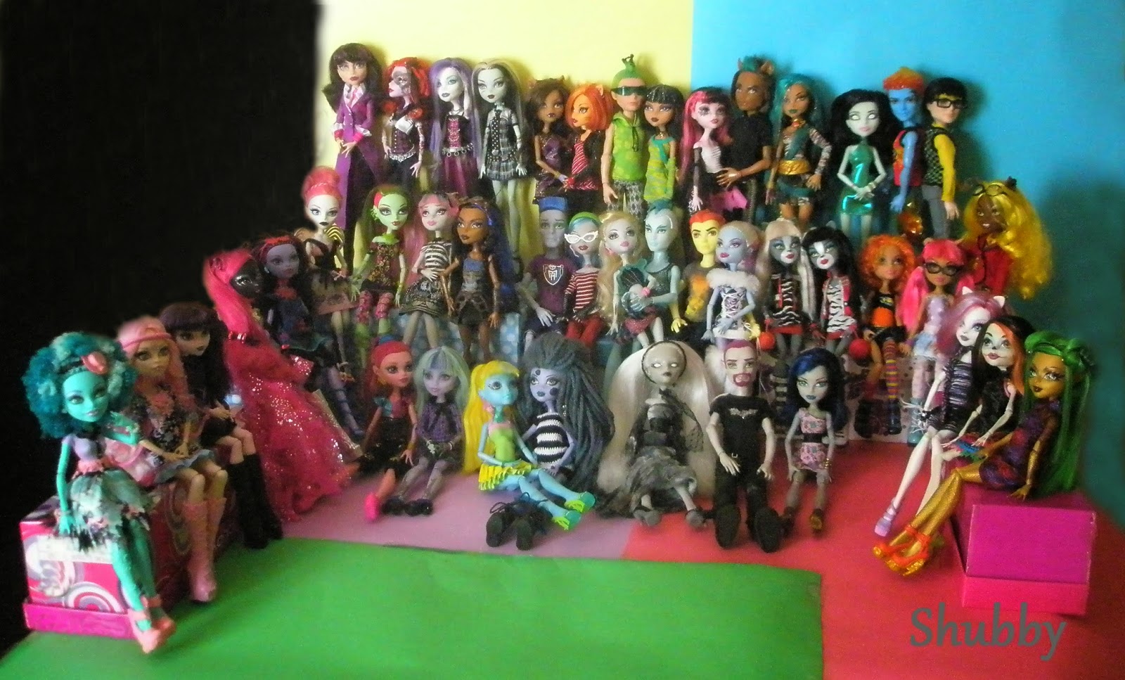 cuantas muñecas monster high hay en total