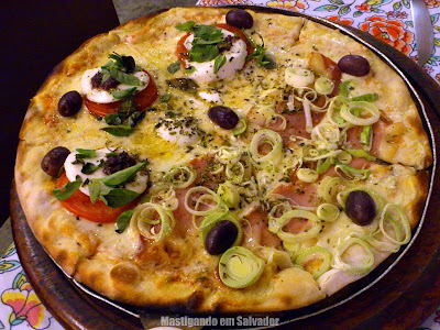 Pizzaria Bagdio: Pizza meia Bagdio meia Caprese