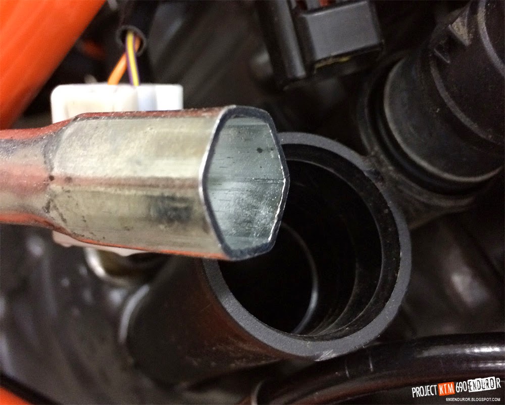 project KTM 690 Enduro R Removing KTM 690 Enduro R spark plugs