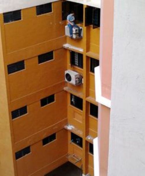 installing-ac-units-dangerous-heights-crazy-6.jpg