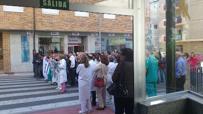 manifestatntes a las puertas del hospital