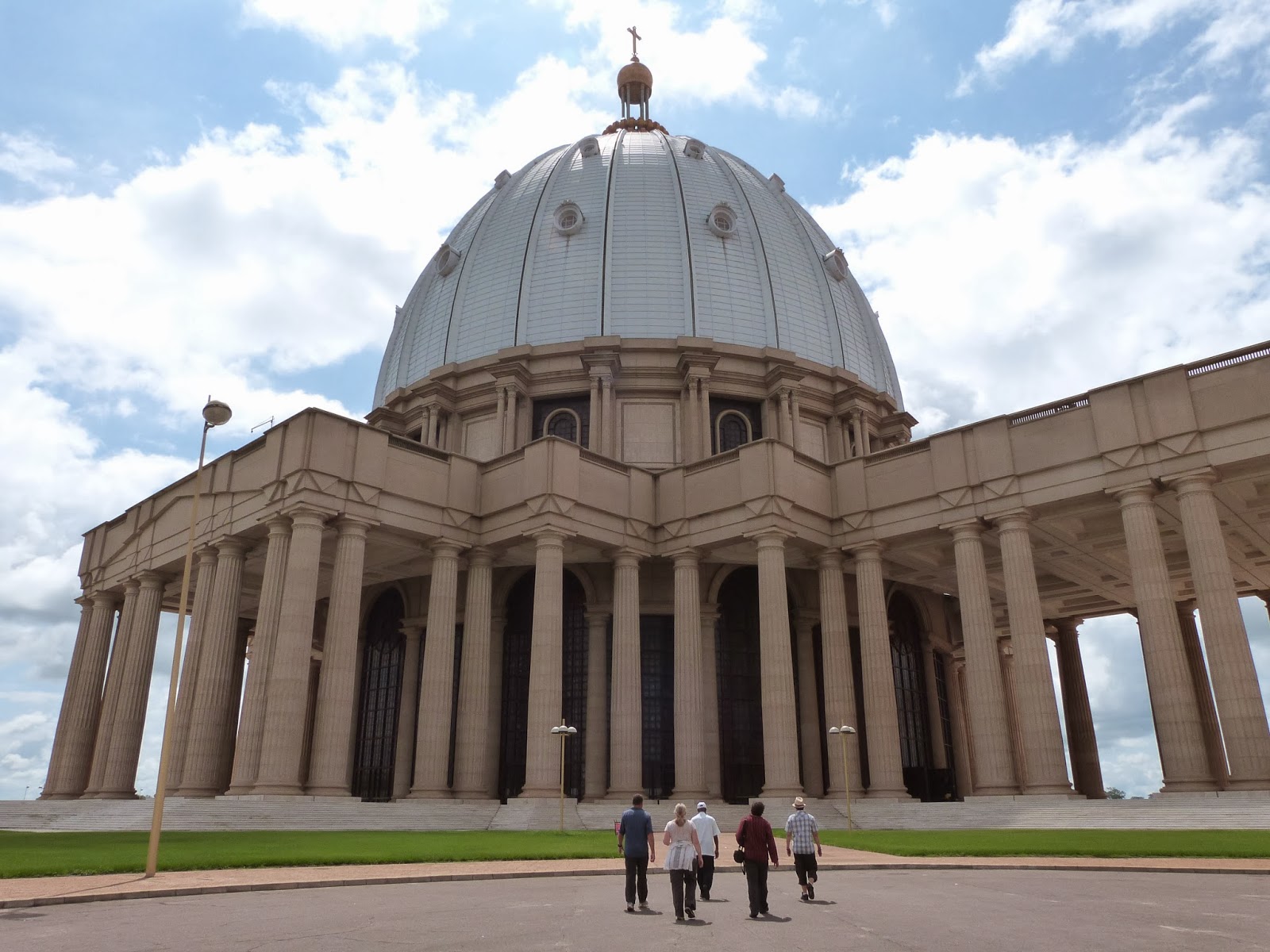 THE WORLD’S LARGEST AND GRANDEST CHURCH FOUND IN AFRICACOTE D’IVOIRE