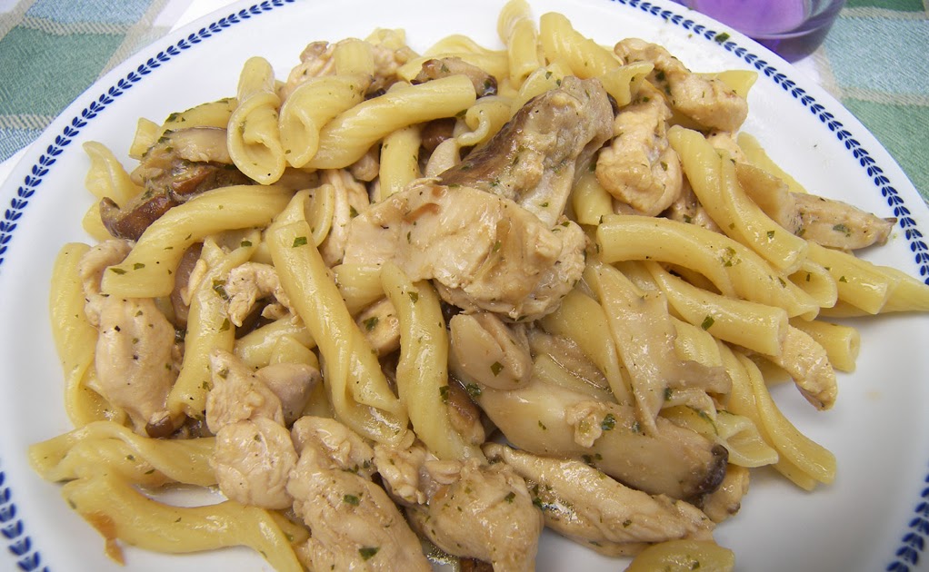 I Ghiottoni Erranti Pasta con pollo e funghi porcini