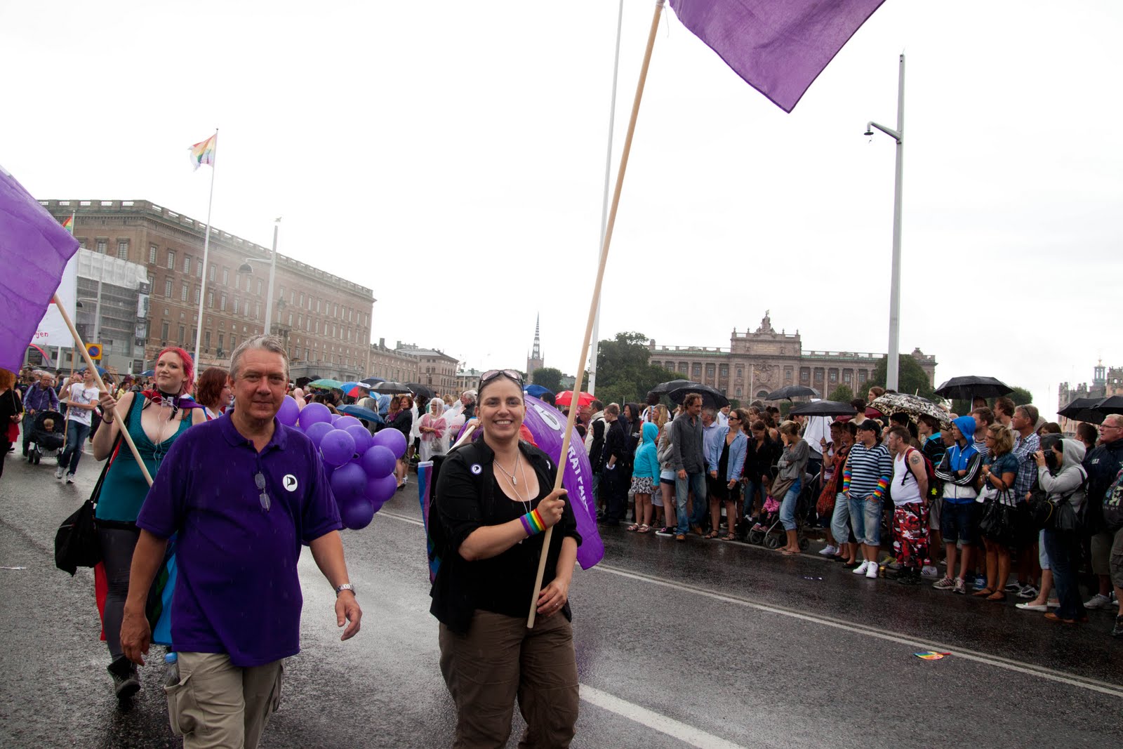 Frihets- och kärleksälskande pirater på Pride. Notera den svenska riksdagen i bakgrunden, som tack och lov inte har något emot festivalen. Foto: Jonathan Rieder Lundkvist, CC-BY-NC 3.0. Frihets- och kärleksälskande pirater på Pride. Notera den svenska riksdagen i bakgrunden, som tack och lov inte har något emot festivalen. Foto: Jonathan Rieder Lundkvist, CC-BY-NC 3.0.