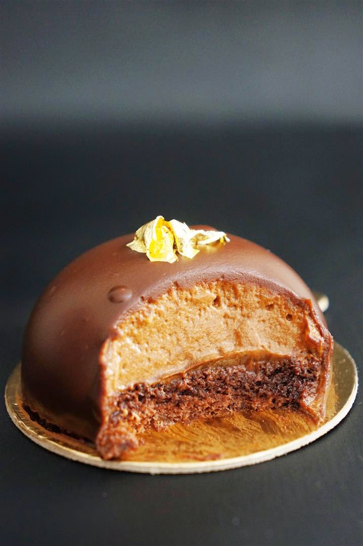 Chocolate Mousse Entremet Cakelets & Doilies