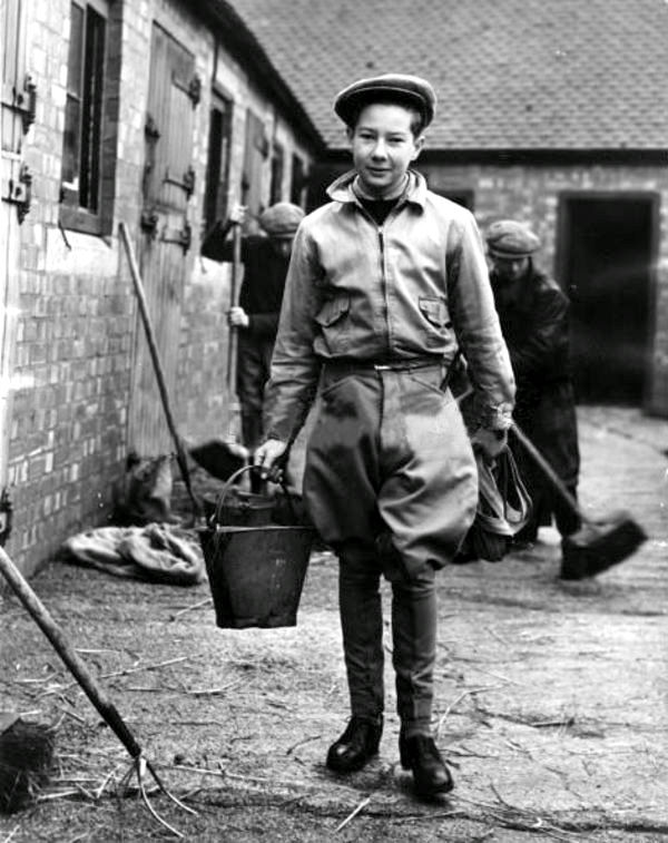 1950+-+Apprentice+jockey+Lester+Piggott+at+his+father%2527s+training+stable+at+Lambourn.jpg