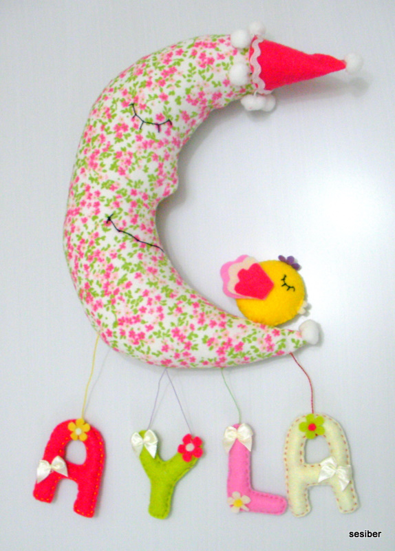 <em>Sesiber</em> Ayla Bebek İçin Aydedeli Kapı Süsü