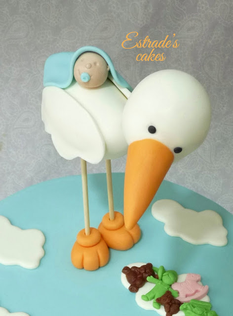 cigüeña de fondant para una tarta de bautizo 2