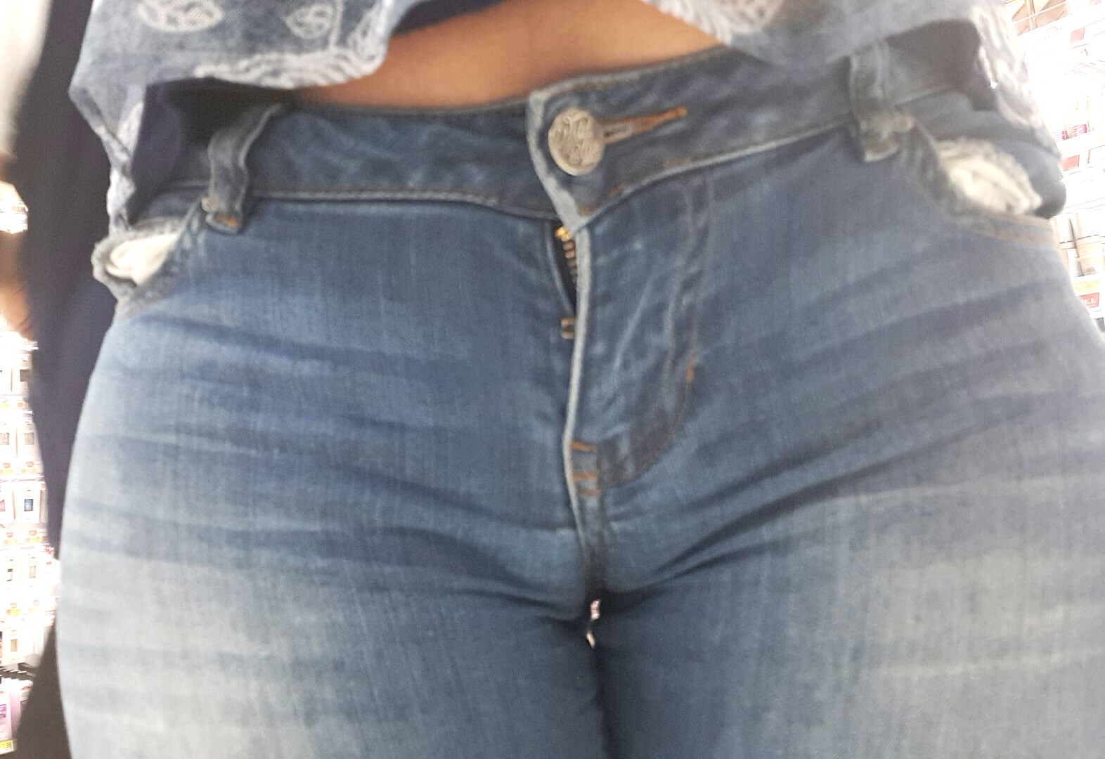 Зрелка спустила джинсы фото