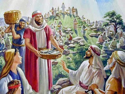 Jesús tomó los panes, dio gracias y los distribuyó a los que estaban sentados.