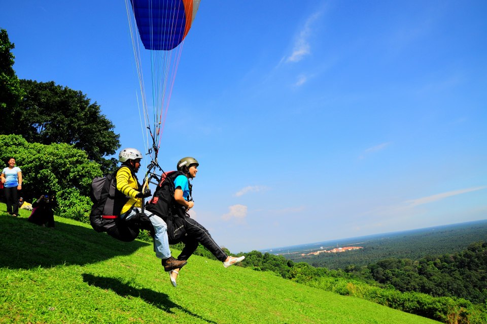 Sebelum take off di Bukit Jugra Selangor... Foto: http://julesriana.blogspot.my Image result for paragliding bukit jugra malaysia