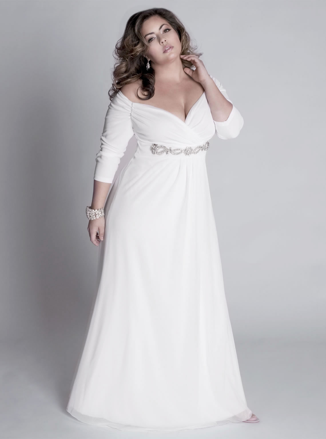 wedding dresses for fuller figures with sleeves
