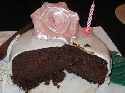 Tarta fondant cumpleaños con rosa de fondant y bizcocho sacher
