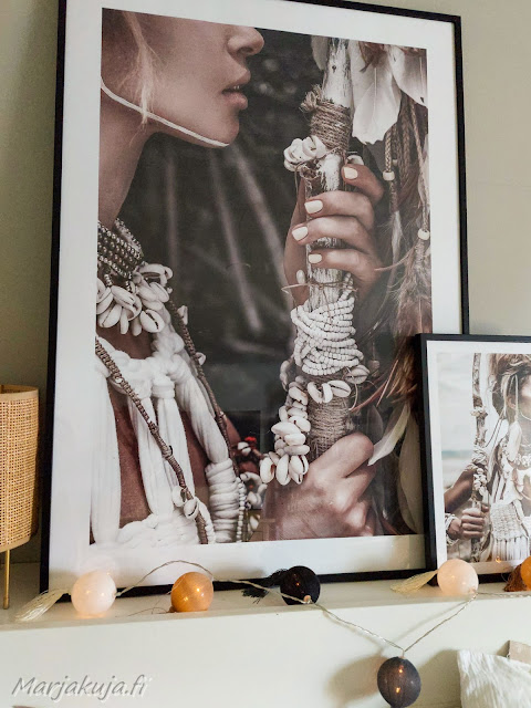 Boheemi makuuhuone Boheemiin sisustukseen sopivat intiaani, warrior julisteet osana makuuhuoneen sisustusta