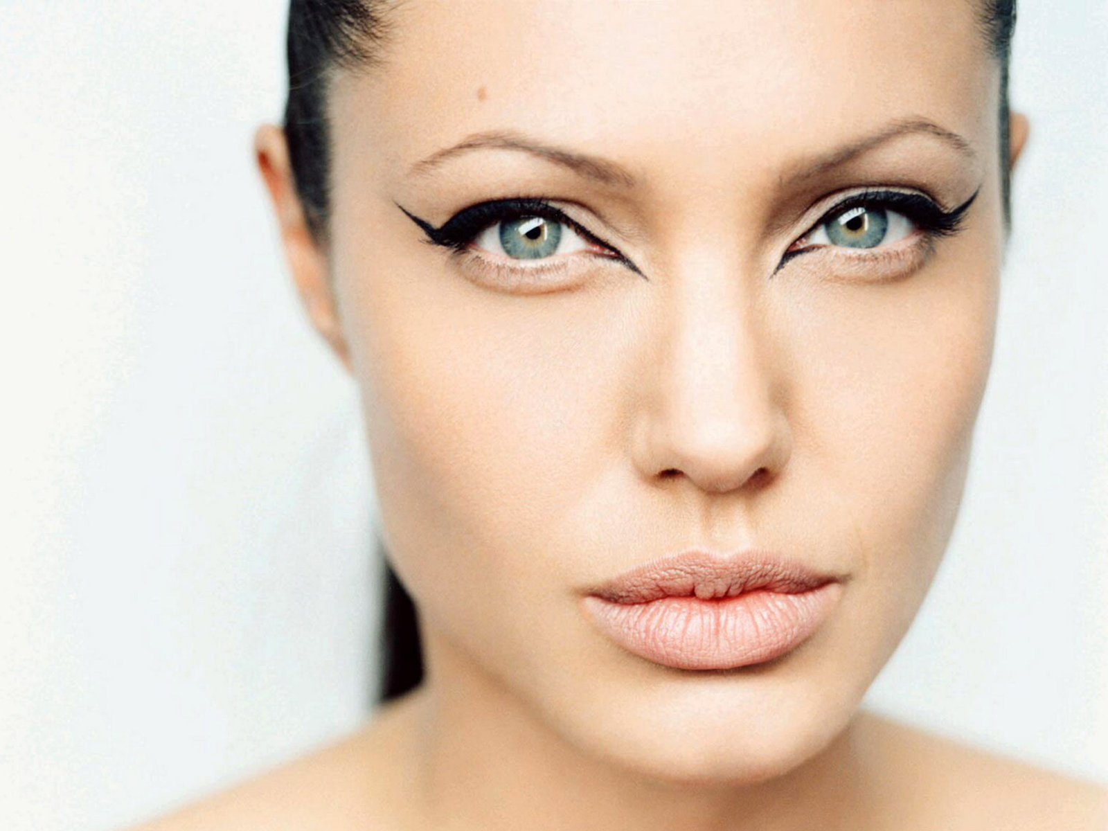 http://1.bp.blogspot.com/-6tnIHsj5kh0/TxmFaCwIWdI/AAAAAAAABaE/TN104BTmoEQ/s1600/Angelina-Jolie-Wallpapers-Widescreen-5.jpg