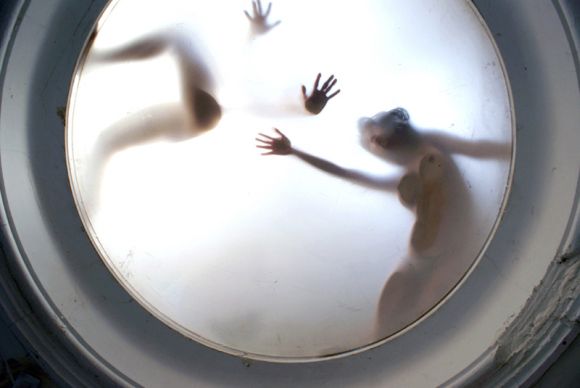 Mulheres na máquina de lavar roupa na fotografia de Miklos Legrady