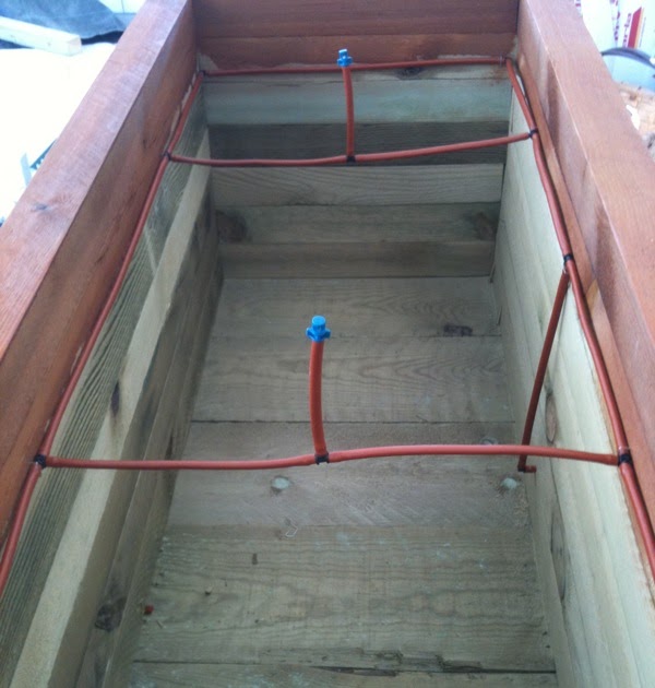 MACETEROS Y JARDINERAS C.A.: Jardinera de madera con instalación de