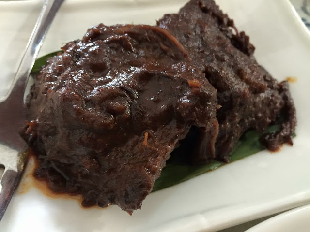 Rendang di restoran Upi Jaya, New York City (pic courtesy: Indah Nuria)