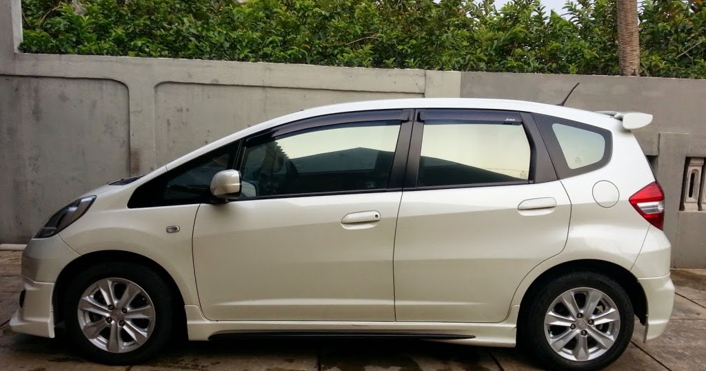 SHOWROOM MOBIL/MOTOR BEKAS: mobil honda jazz tipe S Matic tahun 2011