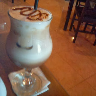 Segelas minuman di Kayu Manis