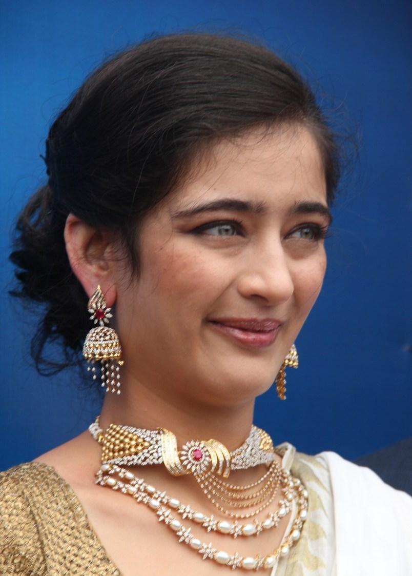 [HD Pics]Akshara Haasan Looks Stunning At Diamond Showroom Launch