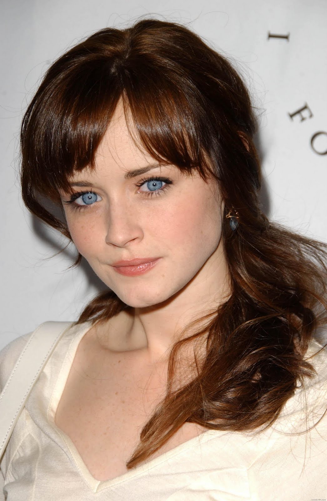 http://1.bp.blogspot.com/-71uWzpVho5g/Tc8h6zsUVCI/AAAAAAAAAZg/LApEIEl36TU/s1600/18863_alexis_bledel_81273_122_31lo.jpg