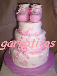 tarta de pisos para bautizo con zapatitos de bebé rosas