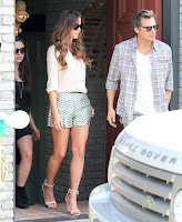 Kate Beckinsale shows off her legs ina short shorts