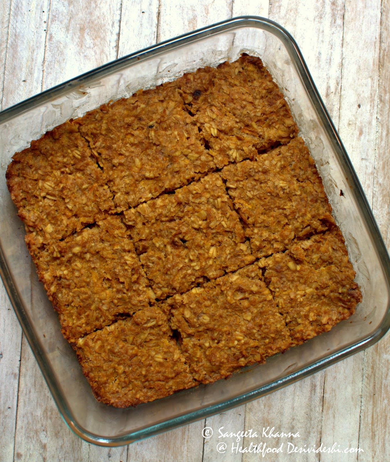 Baked oatmeal with pumpkin, the breakfast going quick and fruity