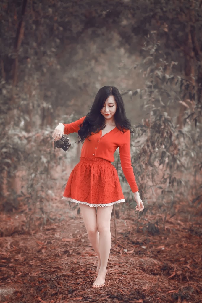 Nu Phạm với váy đỏ xinh tươi