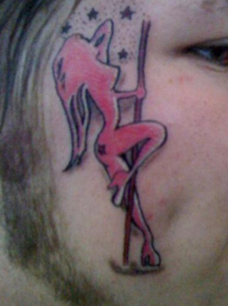 se tatua una stripper desde la mejilla hasta la sien