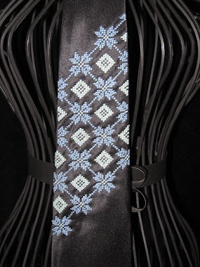 Embroidered tie - 1 panel