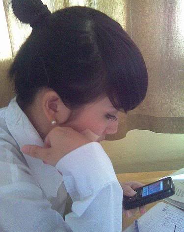 Coba Perhatikan! Cewek Cantik Ini Suka Nonton BF Di HP-Nya Di Kelas idegue-network.blogspot.com - Coba Perhatikan! Cewek Cantik Ini Suka Nonton BF Di HP-Nya Di Kelas