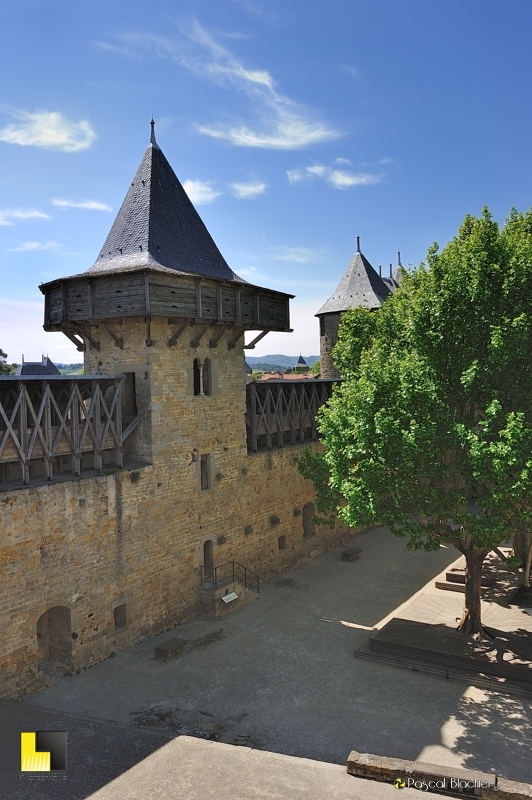 Tour des casernes château comtal de Carcassonne avec en premier plan la cour d'honneur photo pascal blachier