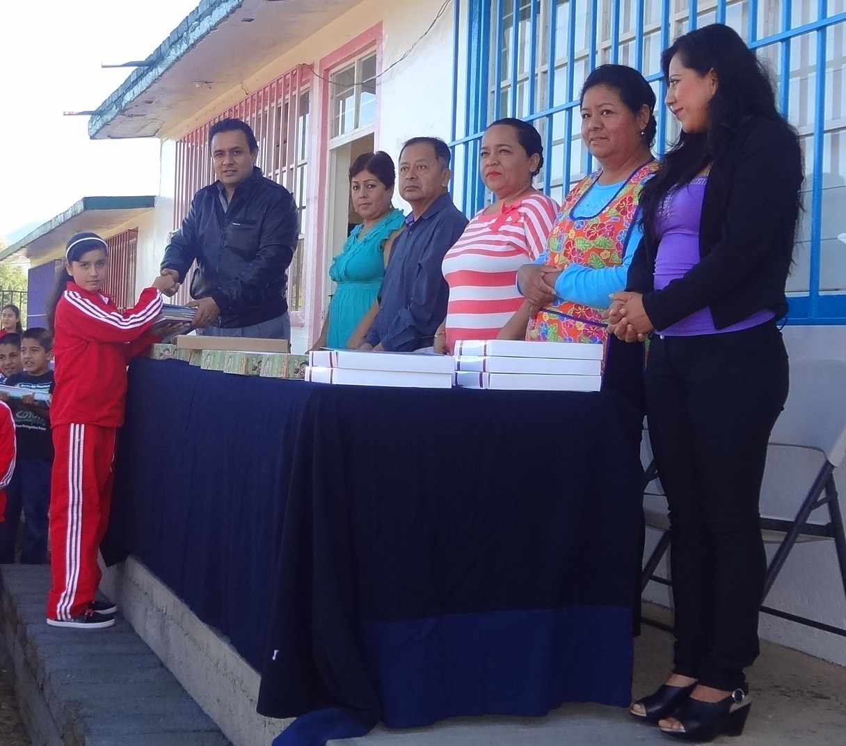 ENTREGA SIMBÓLICA DE LIBROS DE TEXTO