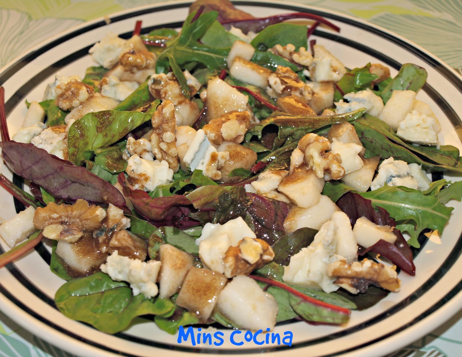 Ensalada Otoñal De Pera, Gorgonzola Y Nueces
