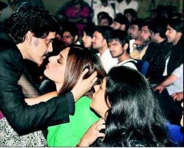 ACTRESS HOT SHOW: tabu kissing with nagarjuna
