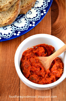 Ta lekko pikantna pasta warzywna wywodzi się z kuchni bałkańskiej. Jest mocno paprykowa i lekko ostra, z  wyczuwalną nutą dojrzałych pomidorów i bakłażana. Zastosowań ajvaru nie sposób wyliczyć... Świetnie pasuje do pieczywa, pyszny będzie także z makaronem. Z wołowiną też jest ajvarowi po drodze, czego przykładem niech będzie przepis na hamburgera zamieszczony na blogu. Kto raz spróbuje, ten prędzej czy później powróci do tego smaku :) No to co? Zaprawiamy? :)