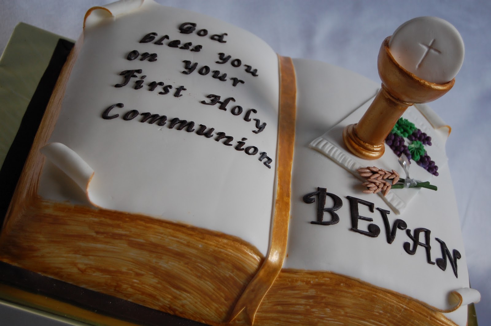CUSTOMISED CAKES BY JEN First holy Communion Bible Cake