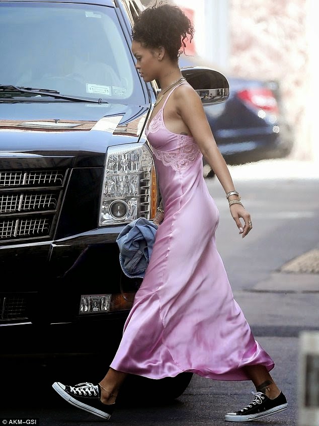 Rihanna sets trends,she doesn't follow them.A seemingly happy Riri was