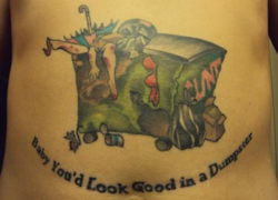 se tatua un contenedor de basura con hombres hurgando en el