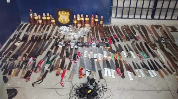 Notícias em primeira m u00e3o Polícia apreende armas, celulares e drogas dentro de presídio, no Recife Armario Oriental Verde ~ Notícias em primeira m u00e3o Polícia apreende armas, celulares e drogas dentro de presídio, no Recife
