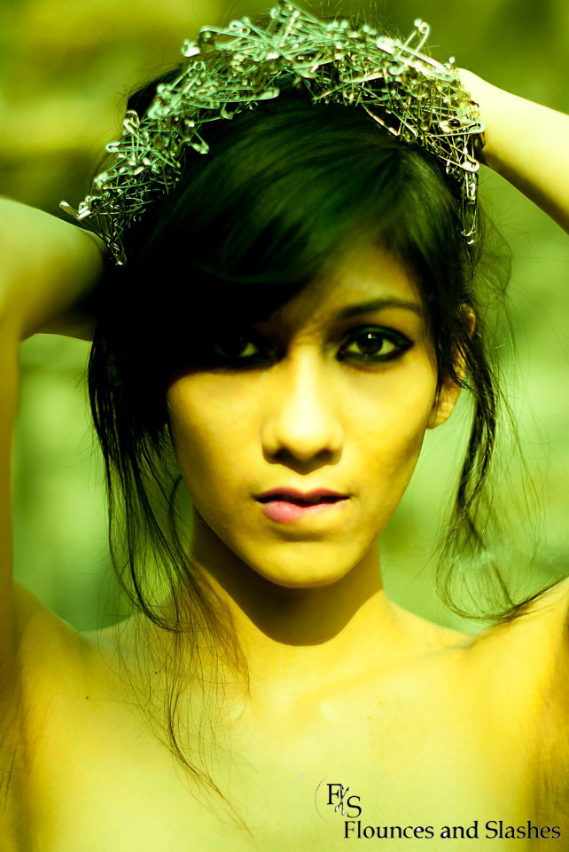 ...Flounces And Slashes...DIY Fashion DIY Safety Pin Crown